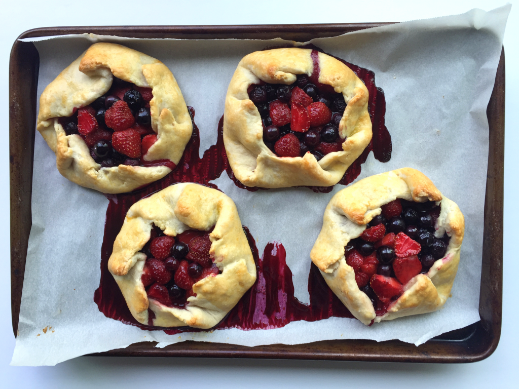 EASY Strawberry Blueberry (dairy free) Rustic Tarts! Perfect for summer BBQ's and get togethers! Top with ice cream for a decadent treat! #dairyfree #recipe | Peach and the Cobbler