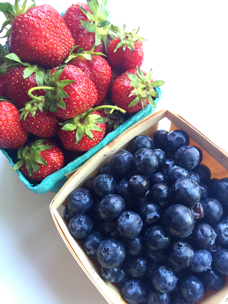 EASY Strawberry Blueberry (dairy free) Rustic Tarts! Perfect for summer BBQ's and get togethers! Top with ice cream for a decadent treat! #dairyfree #recipe | Peach and the Cobbler