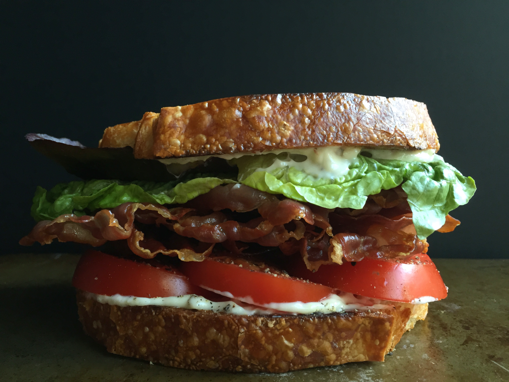 DELICIOUS Crispy Prosciutto BLT! A new take on the BLT with the addition of Prosciutto + garlic aioli + pan toasted bread! SO YUM! #dairyfree #recipe | Peach and the Cobbler