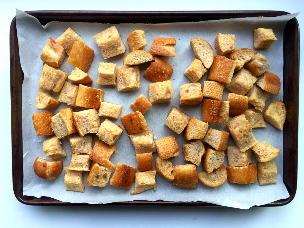 AMAZING Garlic Bread Panzanella Salad! Super flavorful, comes together in under and hour and is PERFECT for parties/get togethers! #dairyfree #recipe | Peach and the Cobbler