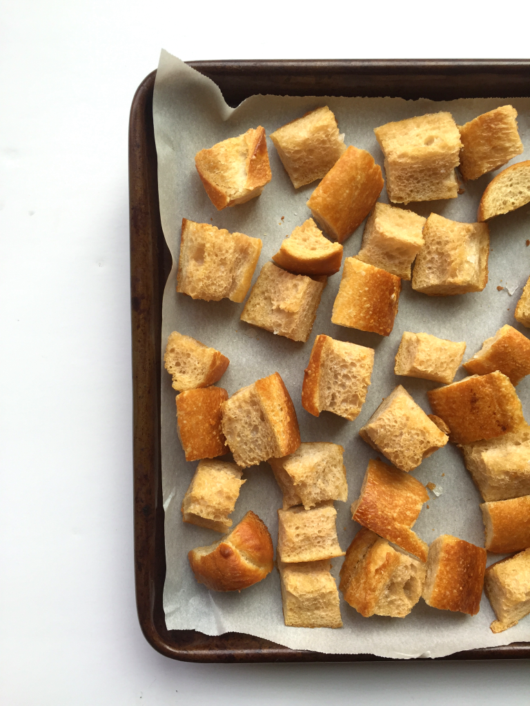 AMAZING Garlic Bread Panzanella Salad! Super flavorful, comes together in under and hour and is PERFECT for parties/get togethers! #dairyfree #recipe | Peach and the Cobbler