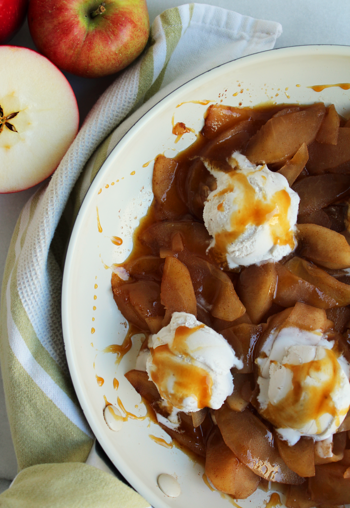 EASY Apple Skillet with Salted Caramel! All the goodness of an apple pie but without the hassle (and calories) of the crust! YUM! #vegan #glutenfree #recipe | peachandthecobbler.com