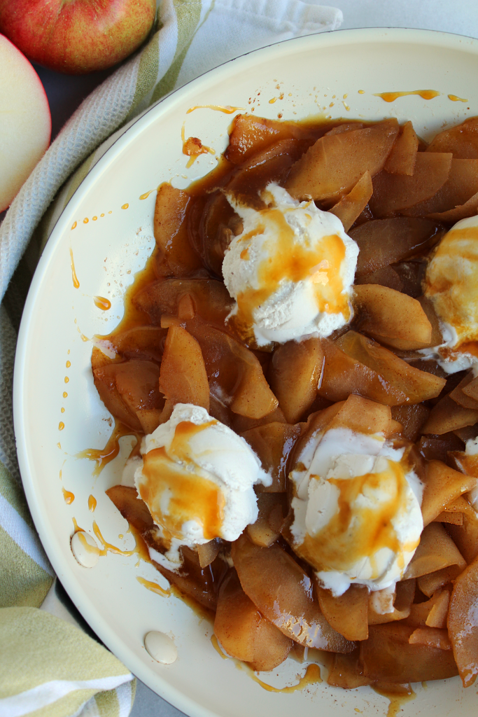 EASY Apple Skillet with Salted Caramel! All the goodness of an apple pie but without the hassle (and calories) of the crust! YUM! #vegan #glutenfree #recipe | peachandthecobbler.com