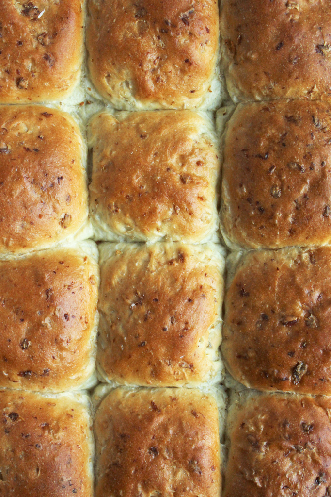 Vegan Oatmeal Rolls! The PERFECT roll for all holidays/get togethers - SO fluffy, perfectly sweet, and ideal for mini sandwiches! YUM! #vegan #recipe | peachandthecobbler.com