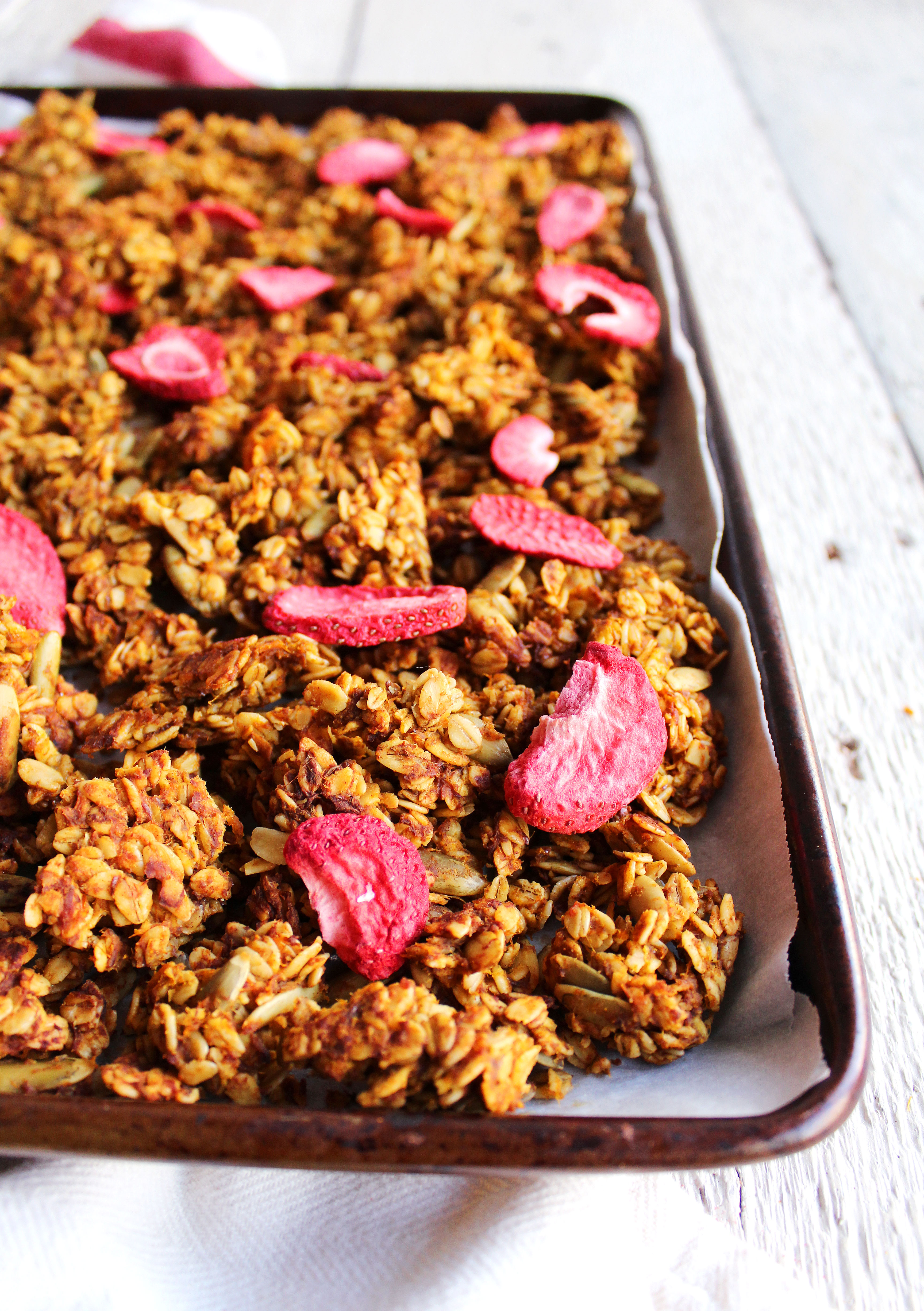 AMAZING Vegan Sweet Potato Granola! ZERO added sugar, perfectly spiced, and SO YUM! #vegan #glutenfree #recipe | peachandthecobbler.com