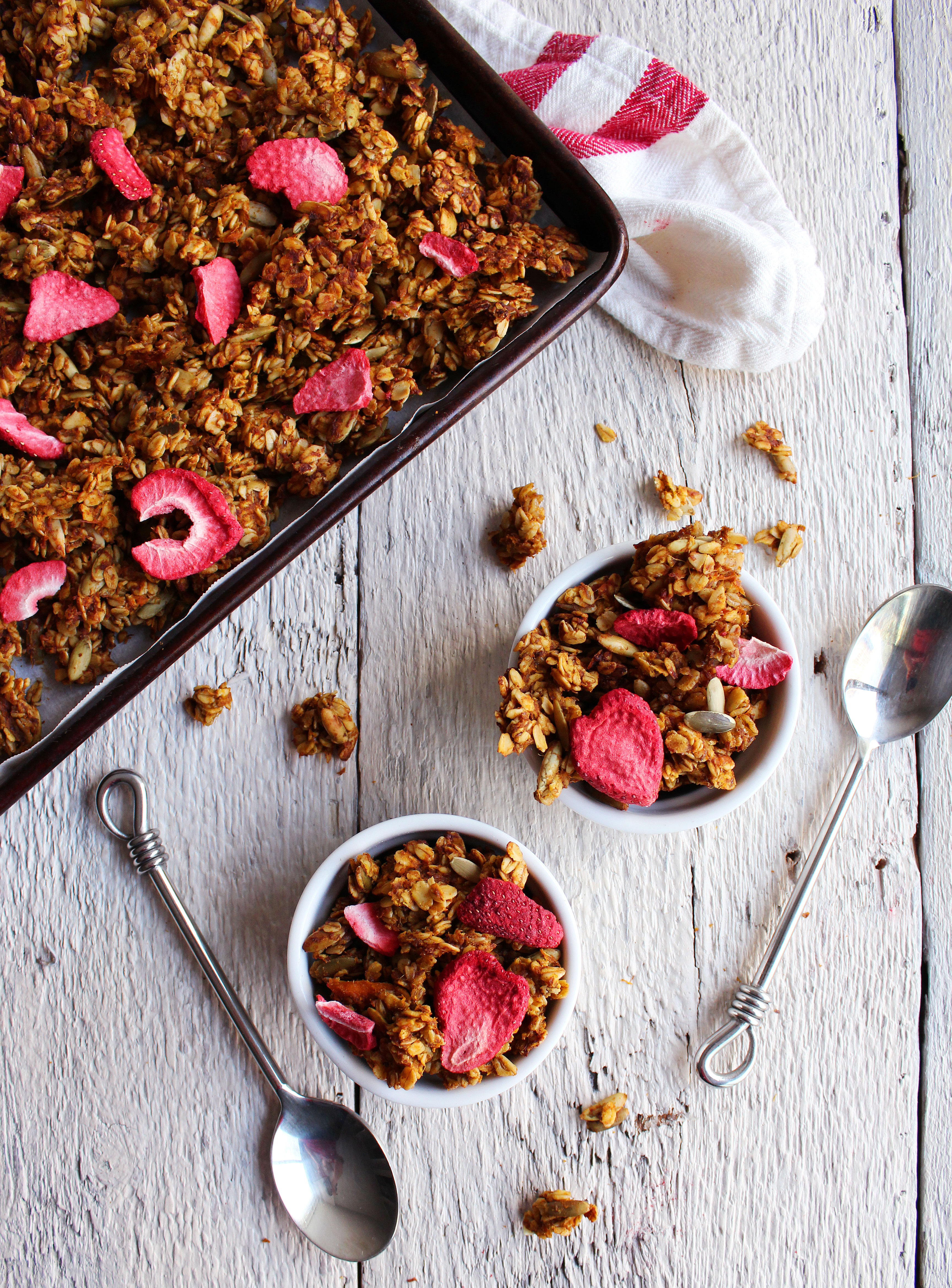 AMAZING Vegan Sweet Potato Granola! ZERO added sugar, perfectly spiced, and SO YUM! #vegan #glutenfree #recipe | peachandthecobbler.com