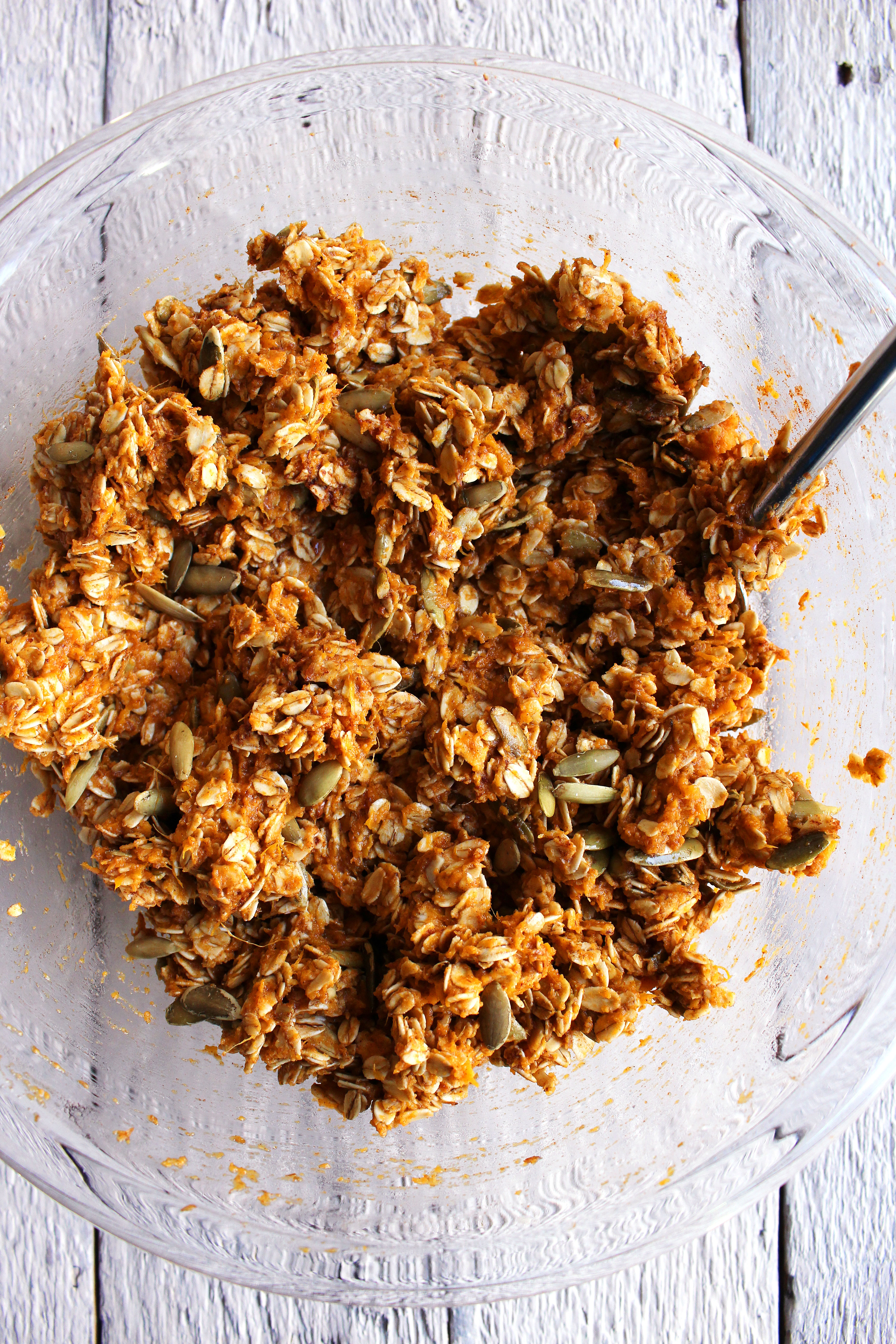 AMAZING Vegan Sweet Potato Granola! ZERO added sugar, perfectly spiced, and SO YUM! #vegan #glutenfree #recipe | peachandthecobbler.com