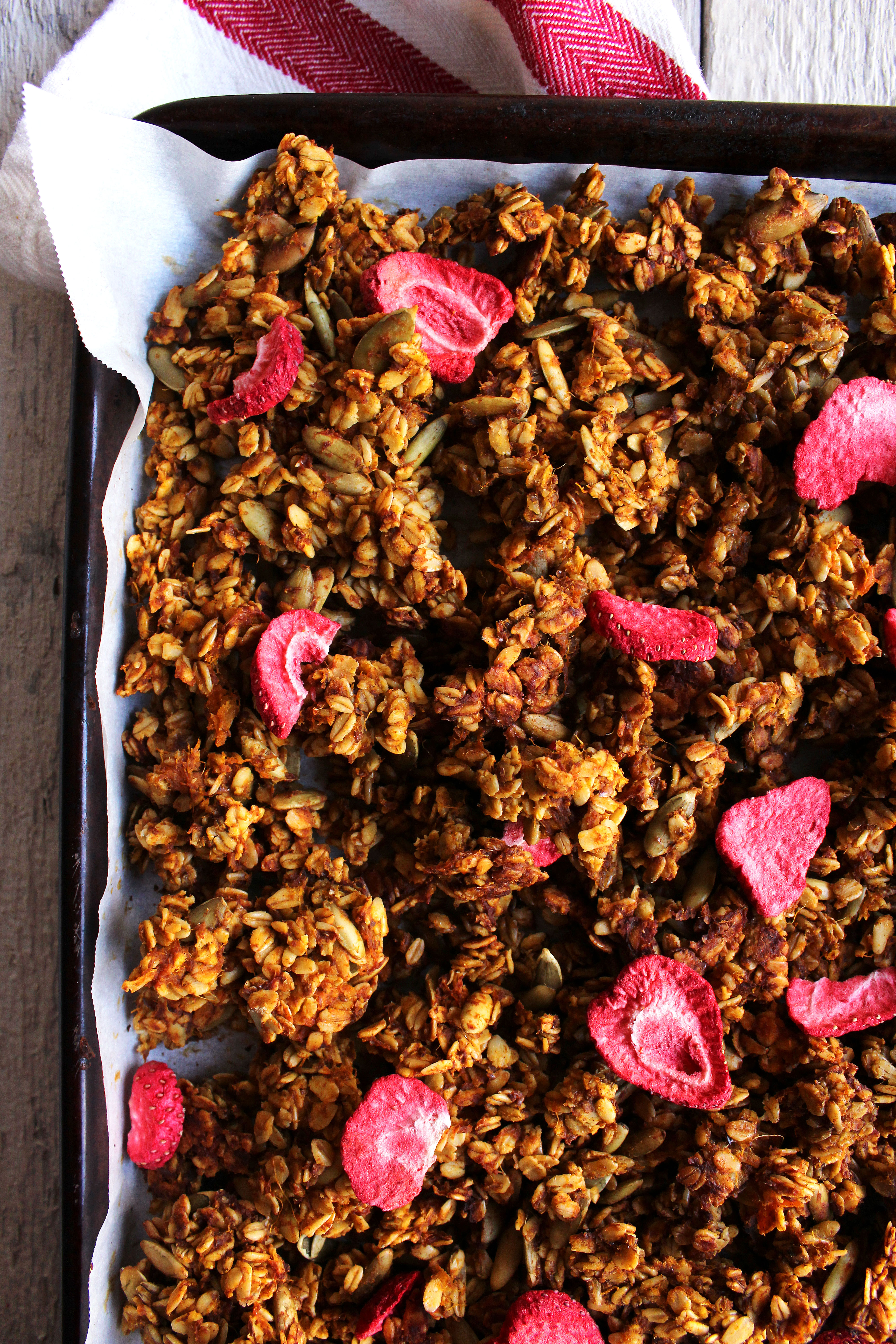 AMAZING Vegan Sweet Potato Granola! ZERO added sugar, perfectly spiced, and SO YUM! #vegan #glutenfree #recipe | peachandthecobbler.com