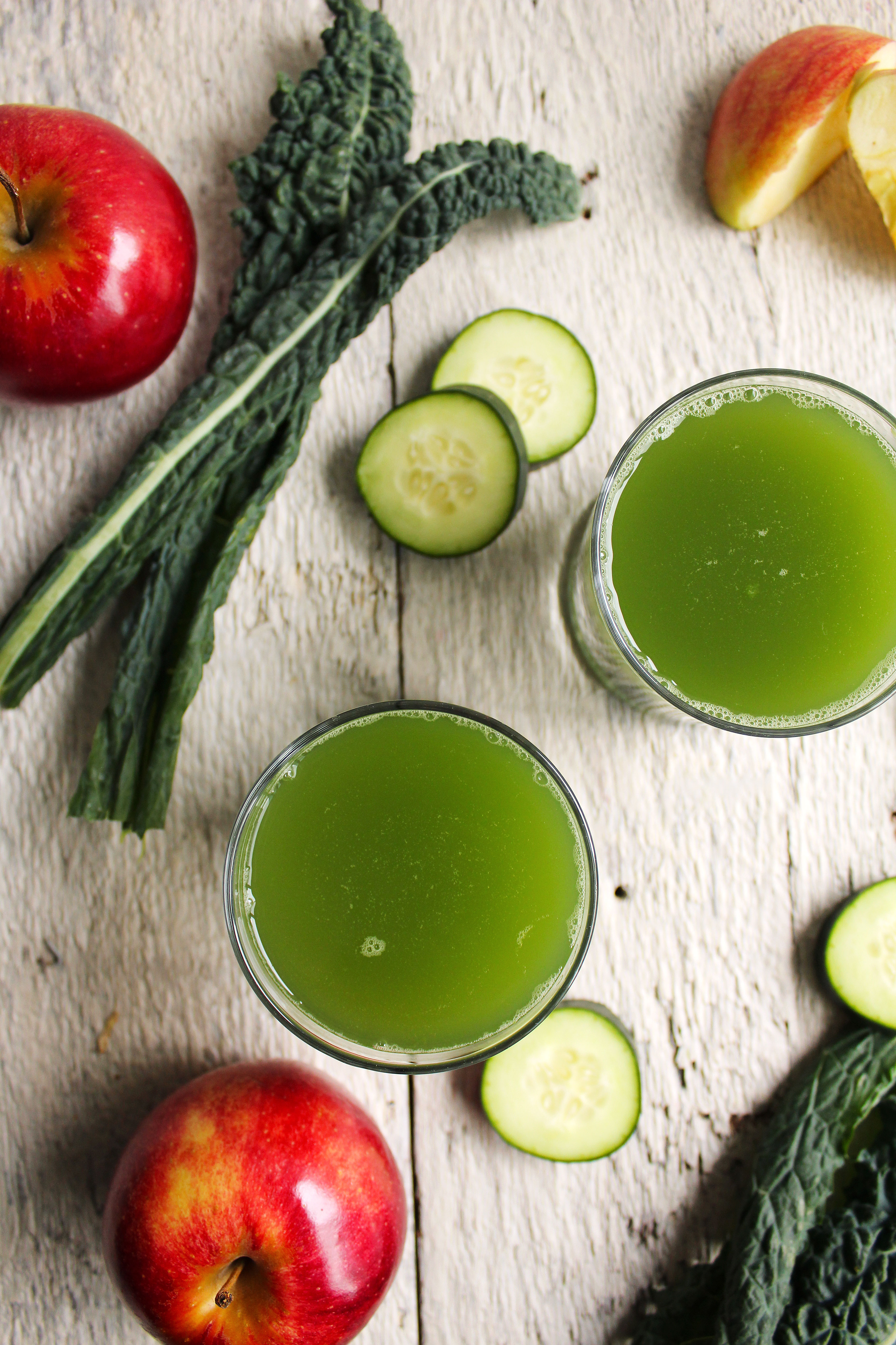 DELICIOUS Kale Apple Ginger Green Juice! Your new green juice recipe WITHOUT a juicer! Perfectly sweet + a spicy kick from ginger! YES! #vegan #glutenfree #recipe | peachandthecobbler.com