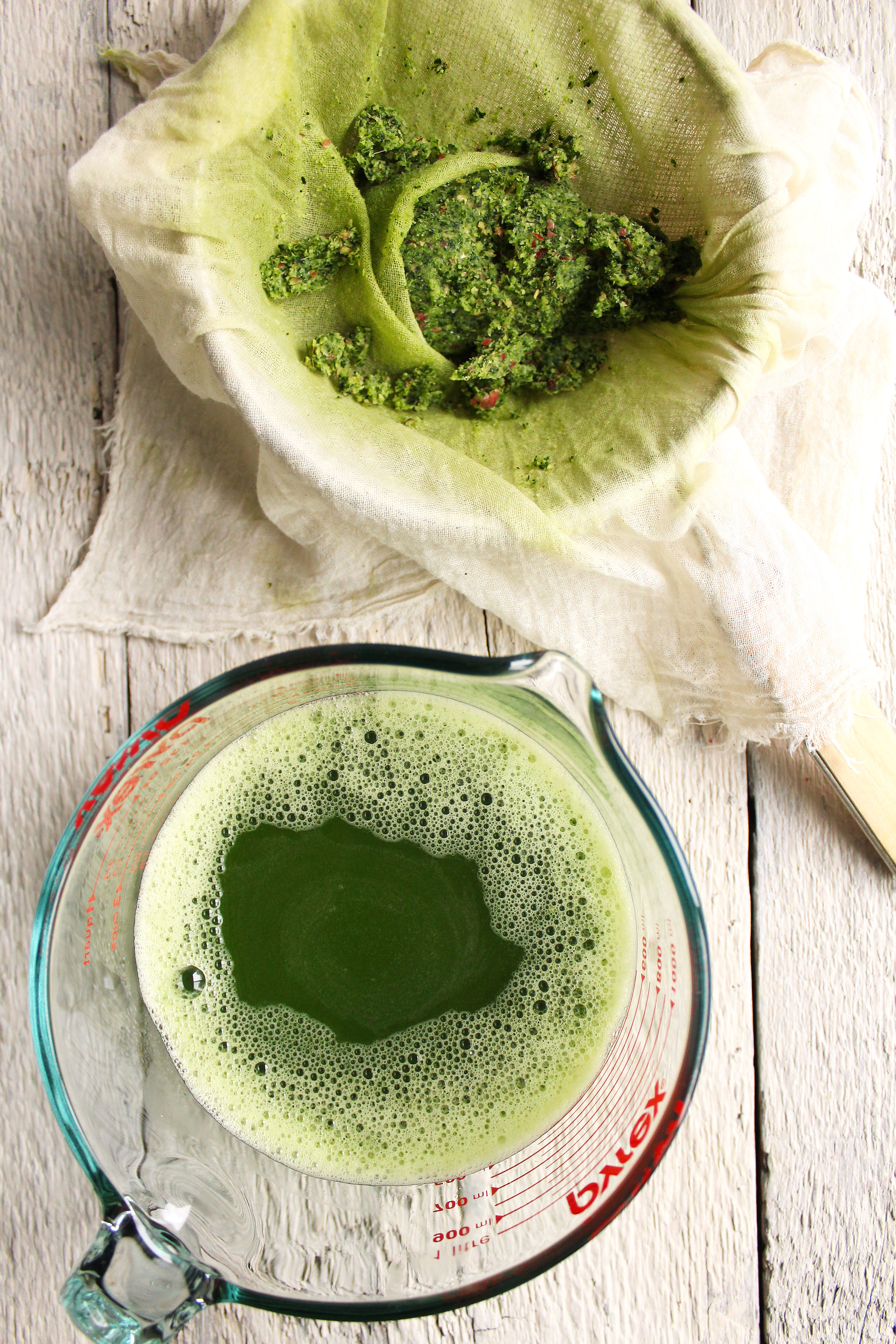 DELICIOUS Kale Apple Ginger Green Juice! Your new green juice recipe WITHOUT a juicer! Perfectly sweet + a spicy kick from ginger! YES! #vegan #glutenfree #recipe | peachandthecobbler.com