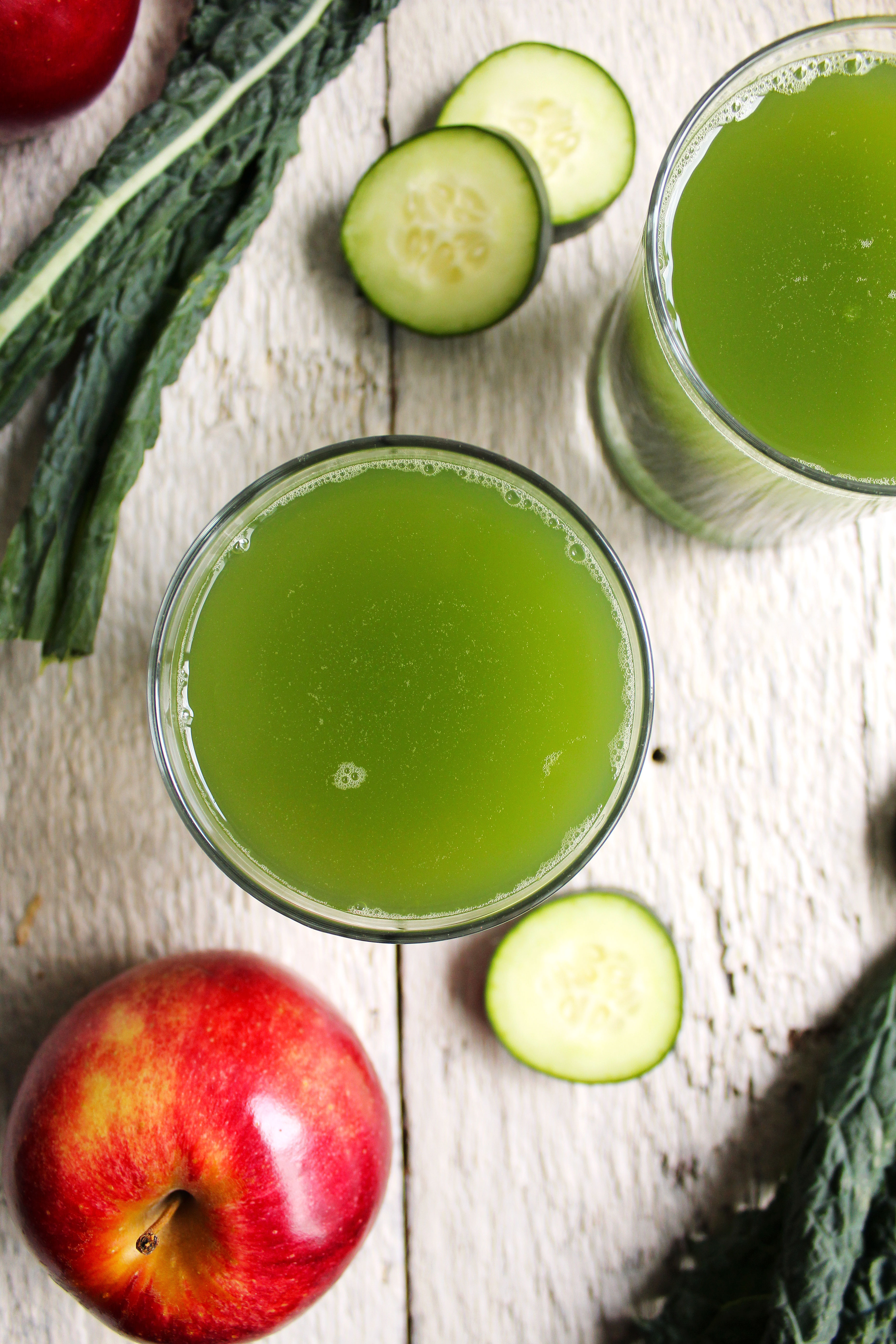 DELICIOUS Kale Apple Ginger Green Juice! Your new green juice recipe WITHOUT a juicer! Perfectly sweet + a spicy kick from ginger! YES! #vegan #glutenfree #recipe | peachandthecobbler.com
