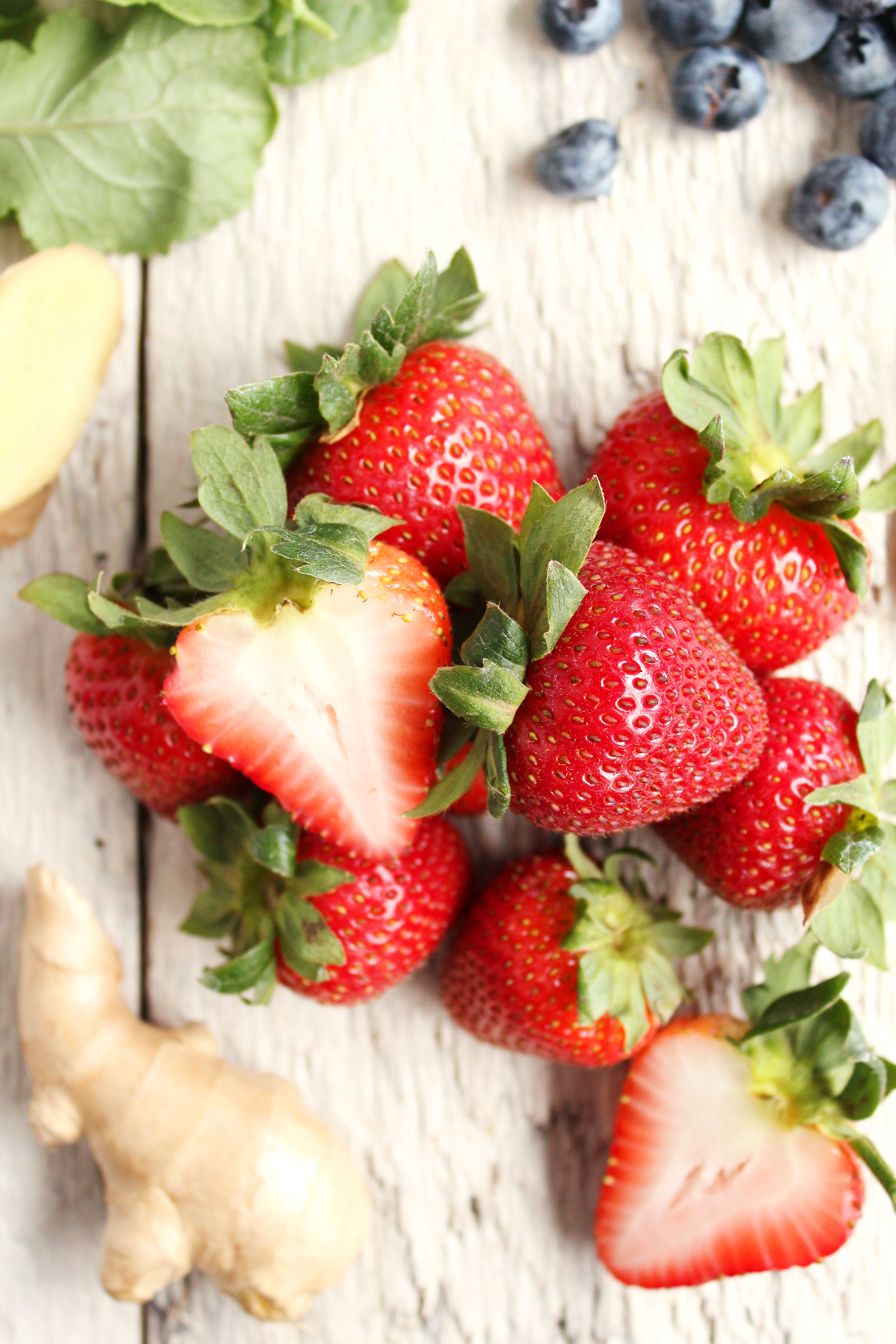 Berry Ginger Smoothies! SO refreshing + packed with nutrients! #vegan #norefinedsugar #recipe | Peach and the Cobbler