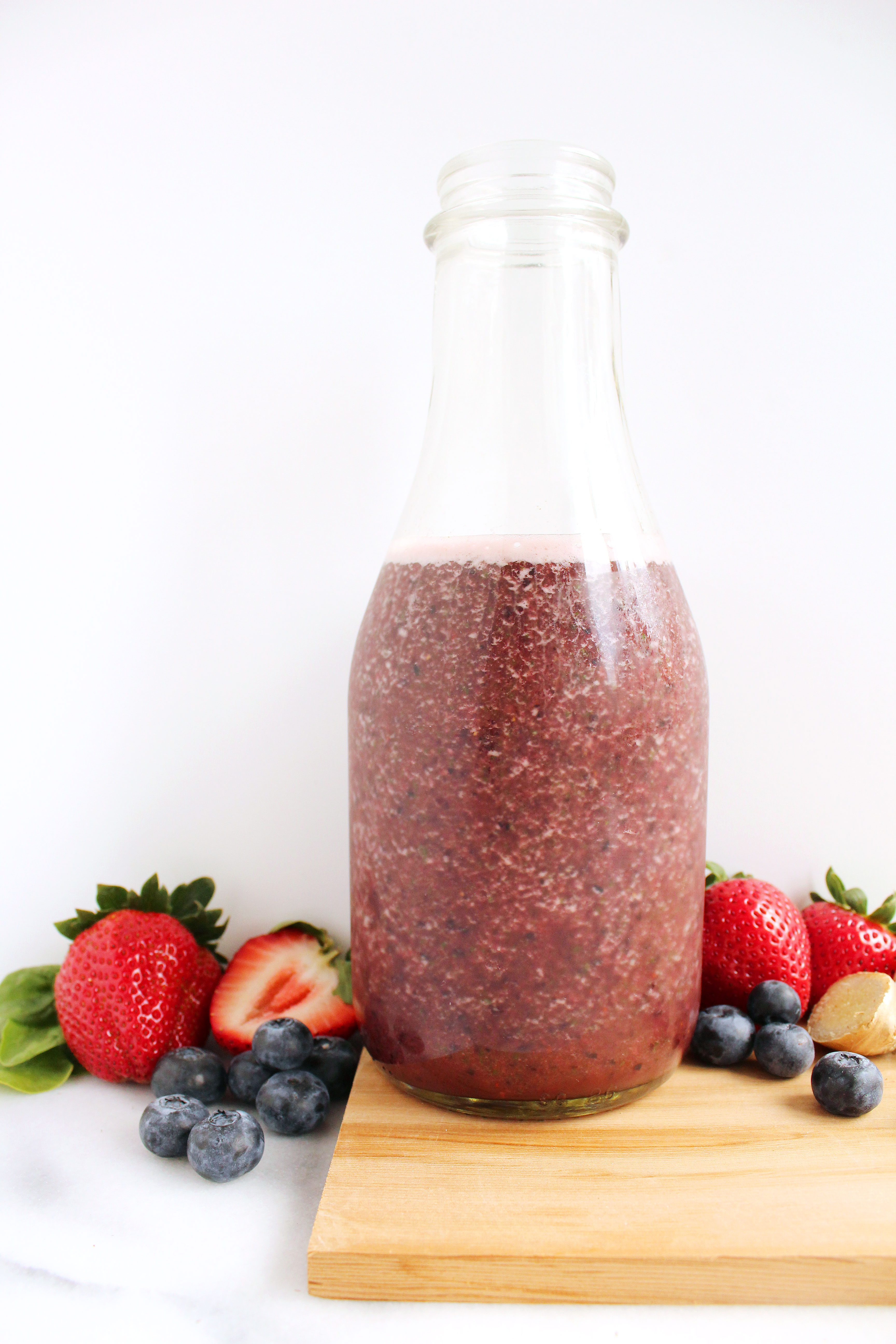 Berry Ginger Smoothies! SO refreshing + packed with nutrients! #vegan #norefinedsugar #recipe | Peach and the Cobbler