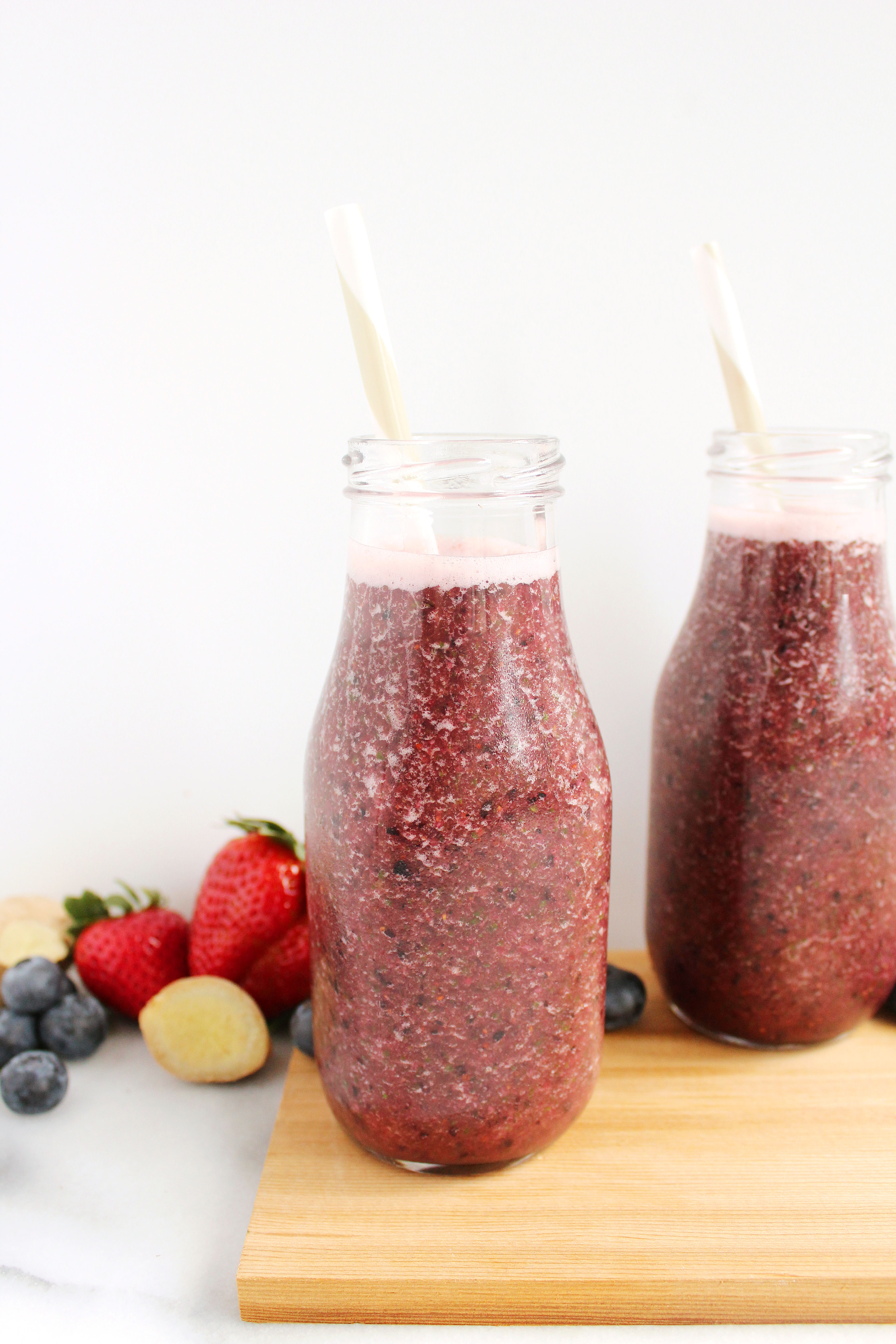 Berry Ginger Smoothies! SO refreshing + packed with nutrients! #vegan #norefinedsugar #recipe | Peach and the Cobbler