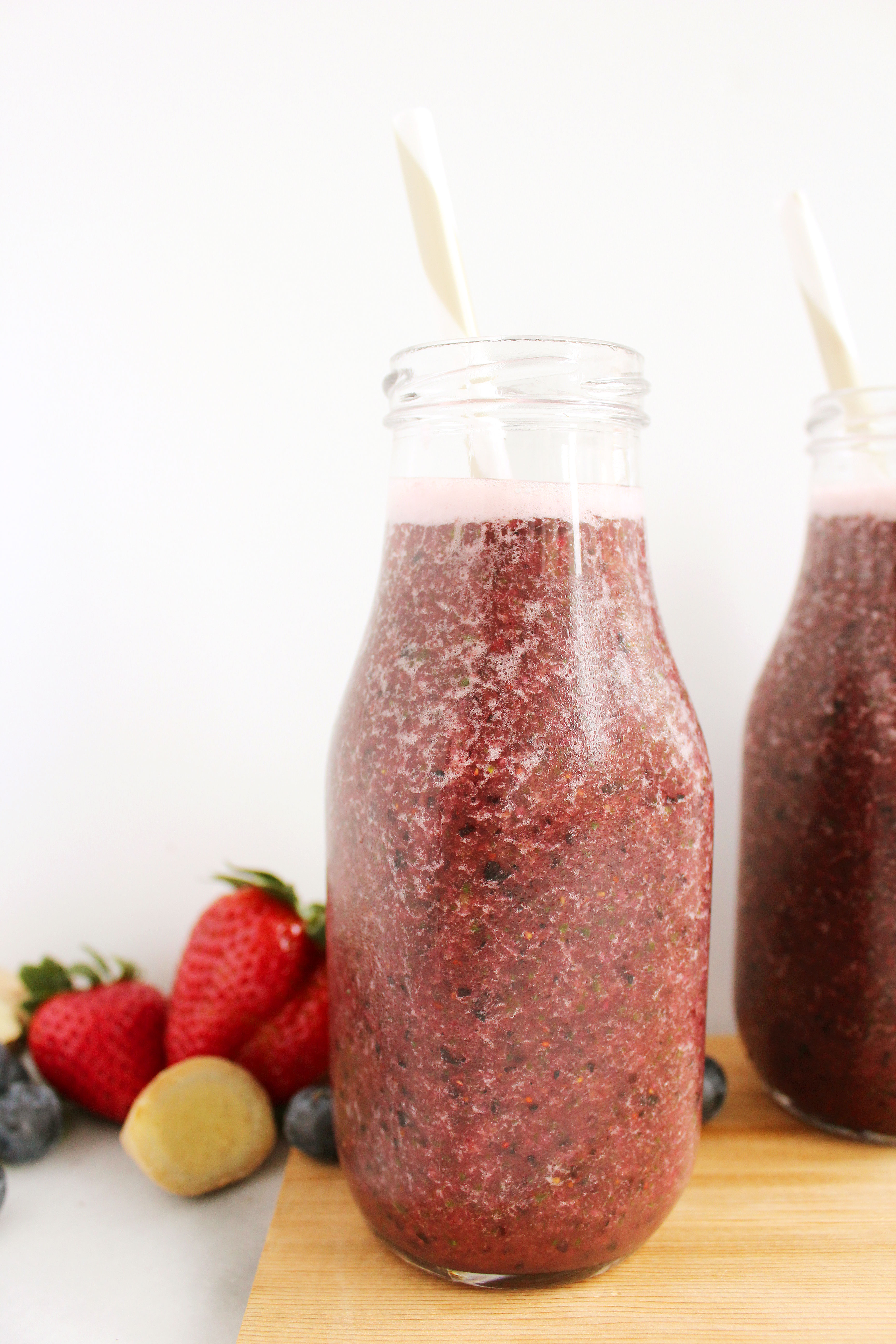 Berry Ginger Smoothies! SO refreshing + packed with nutrients! #vegan #norefinedsugar #recipe | Peach and the Cobbler