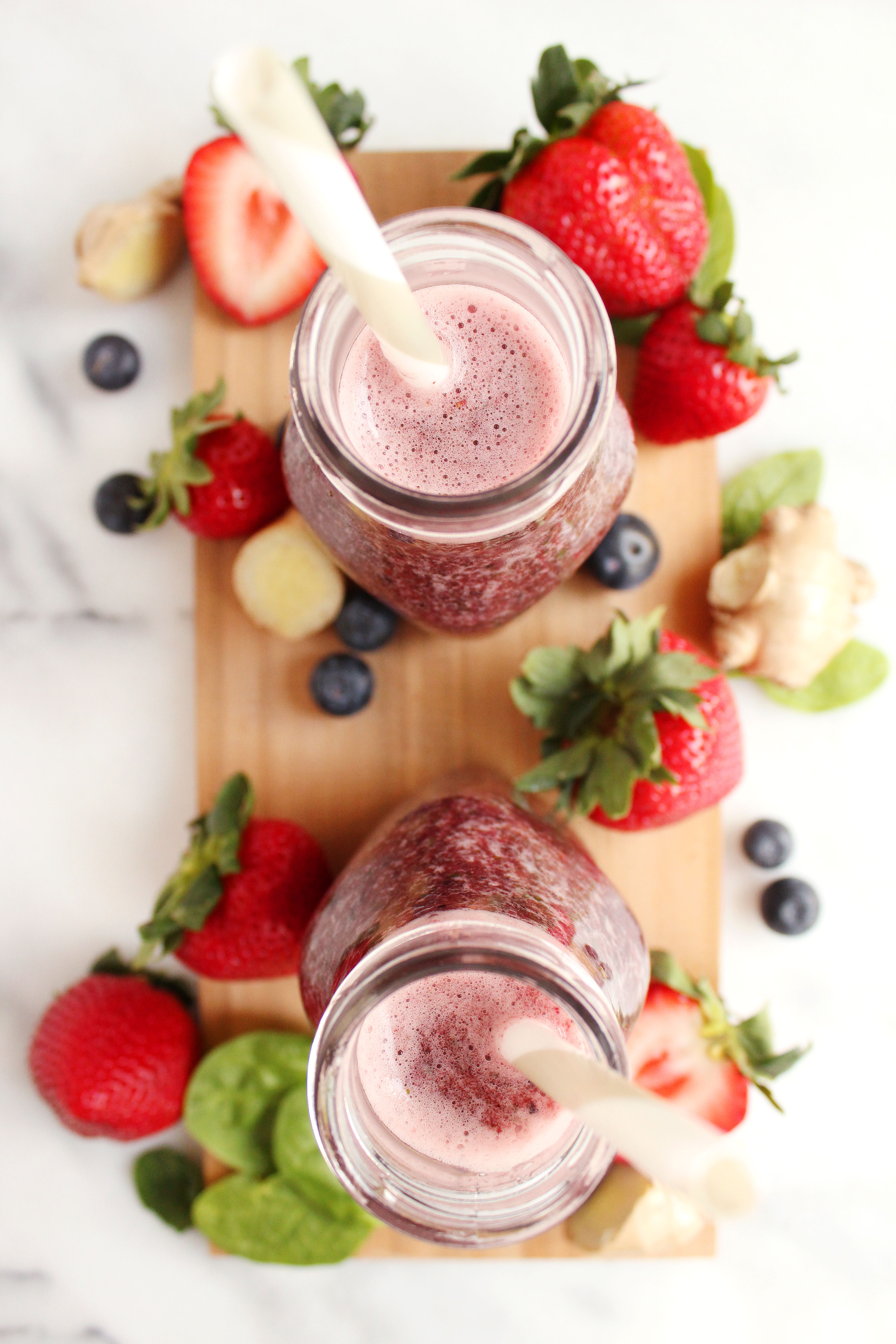 Berry Ginger Smoothies! SO refreshing + packed with nutrients! #vegan #norefinedsugar #recipe | Peach and the Cobbler