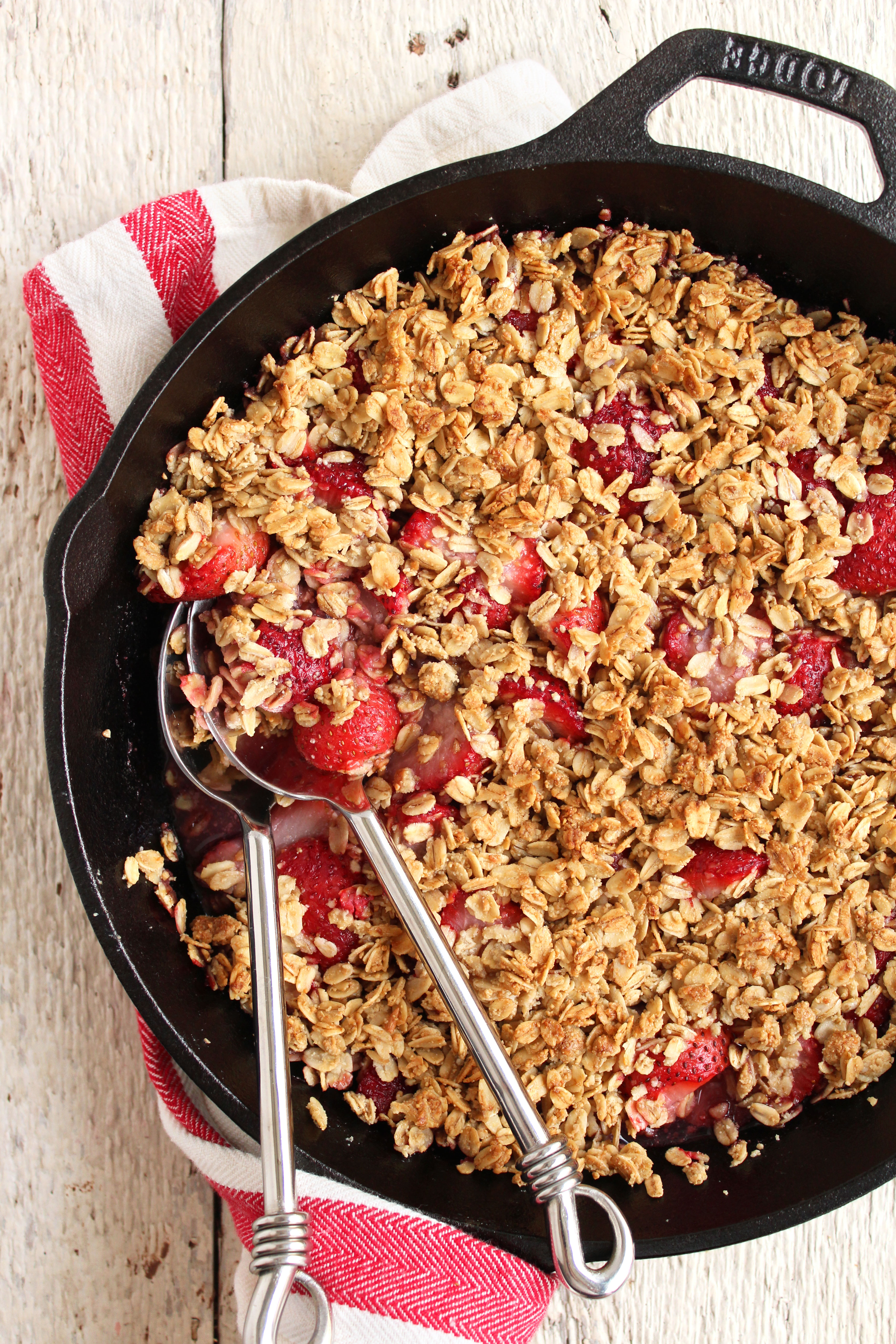 EASY Strawberry Crisp! Summer-inspired, super fruity, crispy crunchy topping, & SO DELICIOUS! #vegan #glutenfree #refinedsugarfree #strawberries #crisp | Peach and the Cobbler 