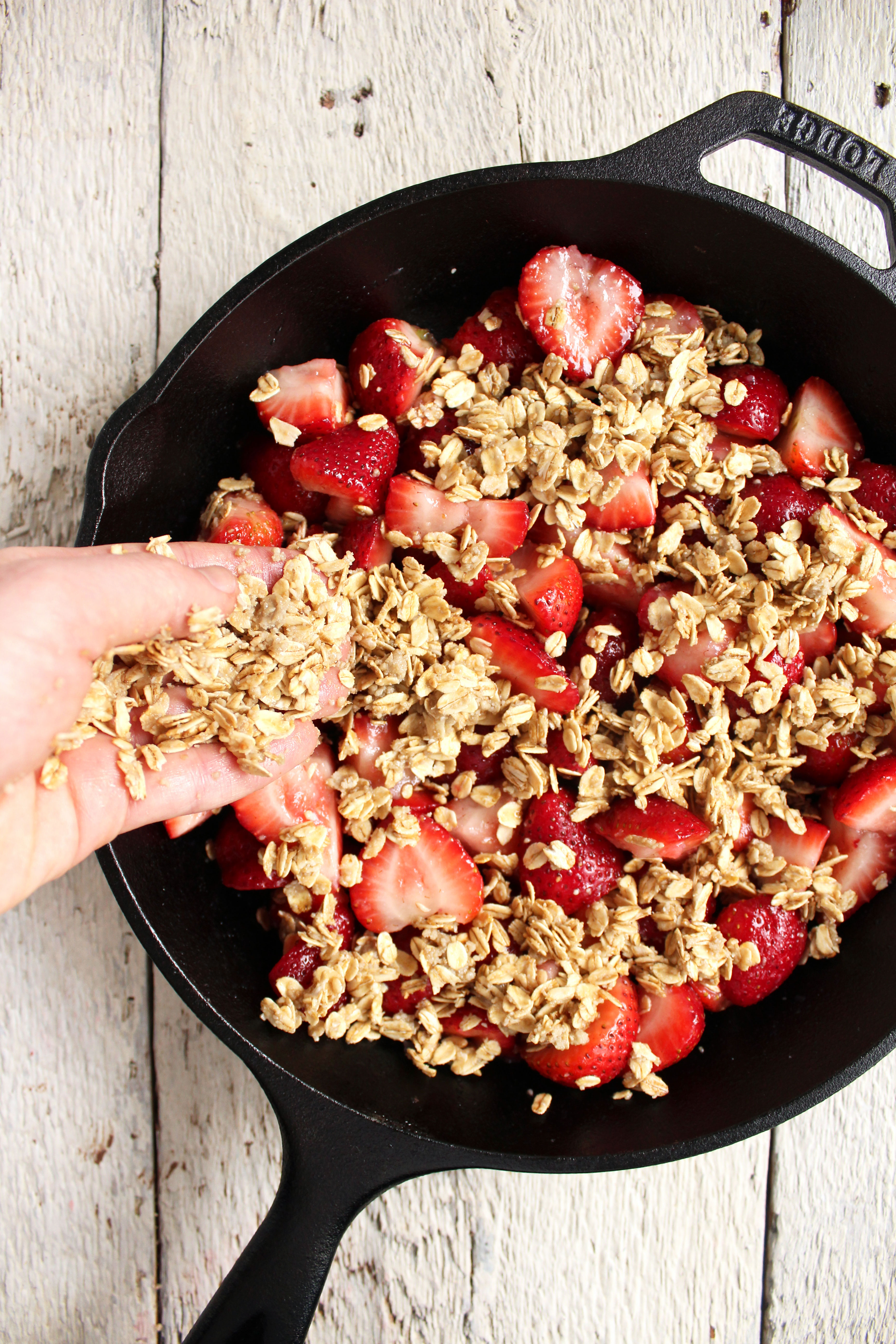 EASY Strawberry Crisp! Summer-inspired, super fruity, crispy crunchy topping, & SO DELICIOUS! #vegan #glutenfree #refinedsugarfree #strawberries #crisp | Peach and the Cobbler 