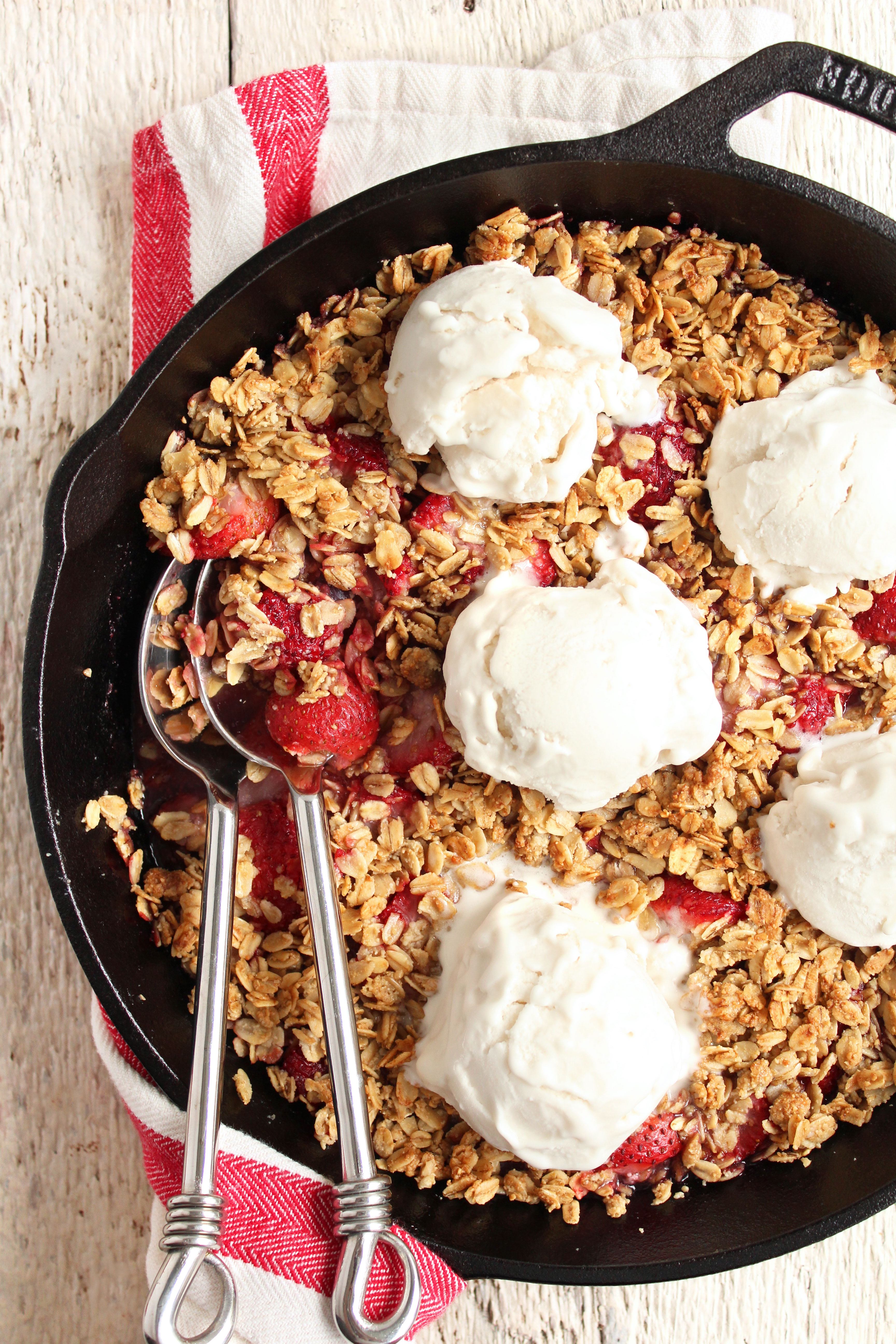 EASY Strawberry Crisp! Summer-inspired, super fruity, crispy crunchy topping, & SO DELICIOUS! #vegan #glutenfree #refinedsugarfree #strawberries #crisp | Peach and the Cobbler 