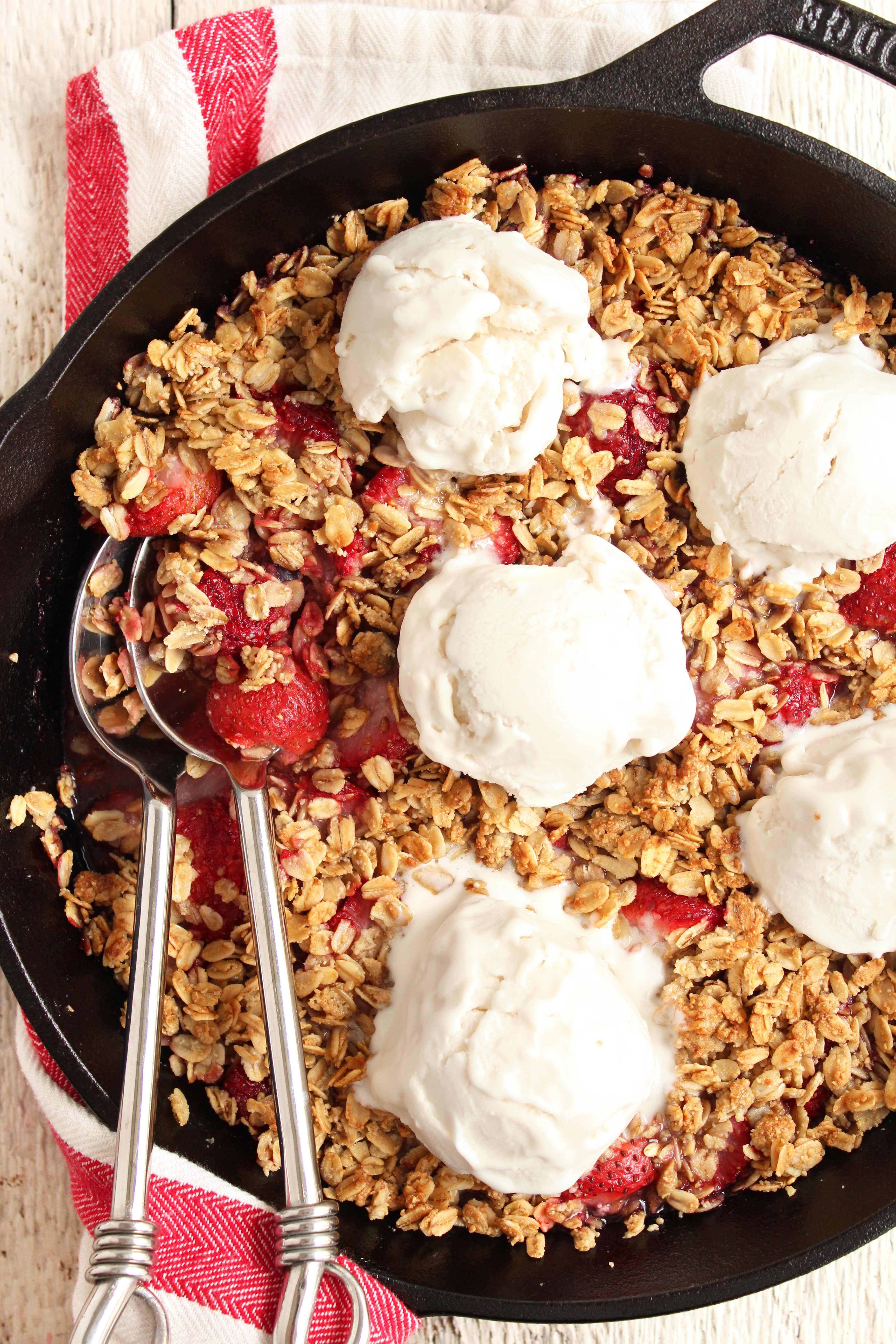 EASY Strawberry Crisp! Summer-inspired, super fruity, crispy crunchy topping, & SO DELICIOUS! #vegan #glutenfree #refinedsugarfree #strawberries #crisp | Peach and the Cobbler 