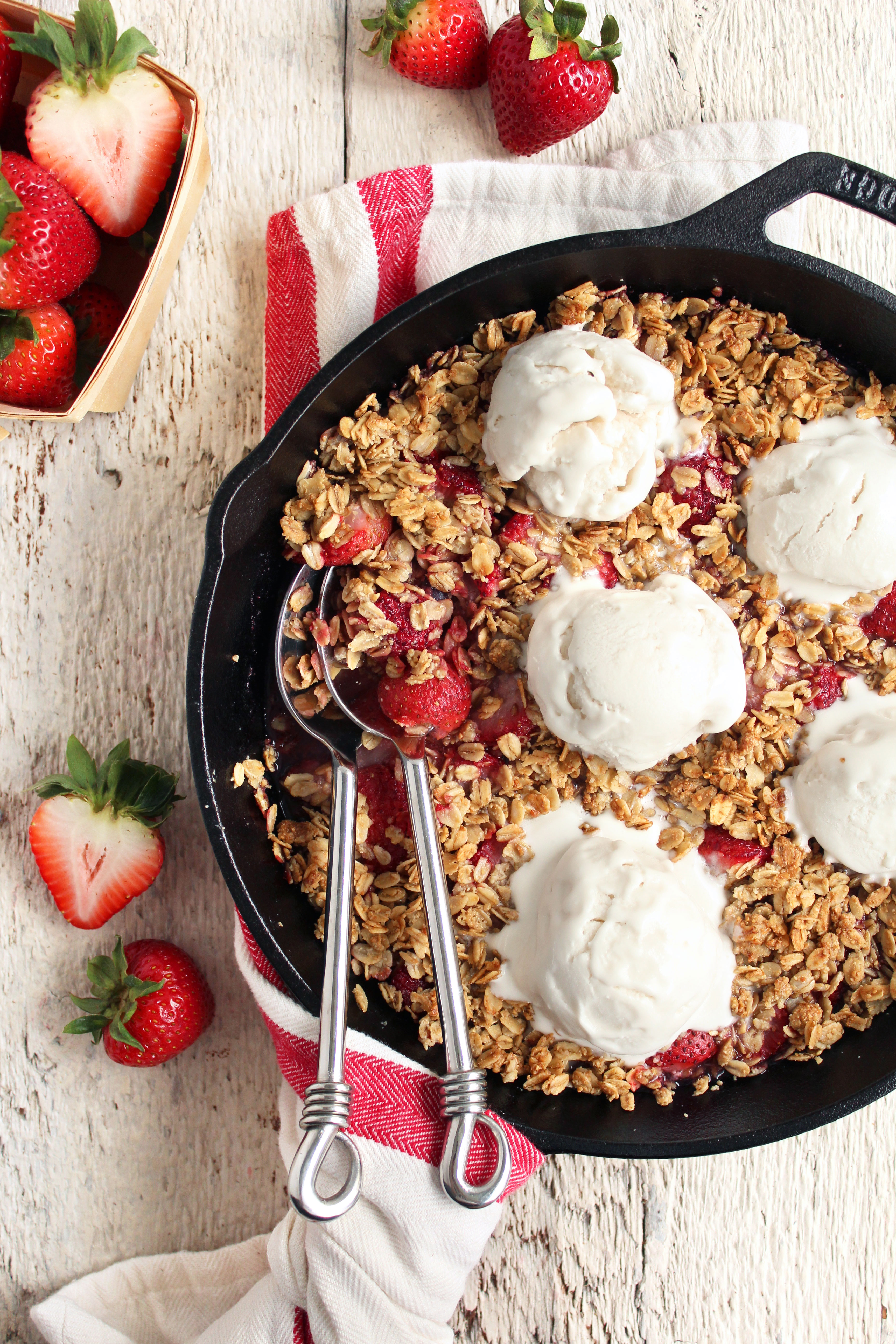 EASY Strawberry Crisp! Summer-inspired, super fruity, crispy crunchy topping, & SO DELICIOUS! #vegan #glutenfree #refinedsugarfree #strawberries #crisp | Peach and the Cobbler 