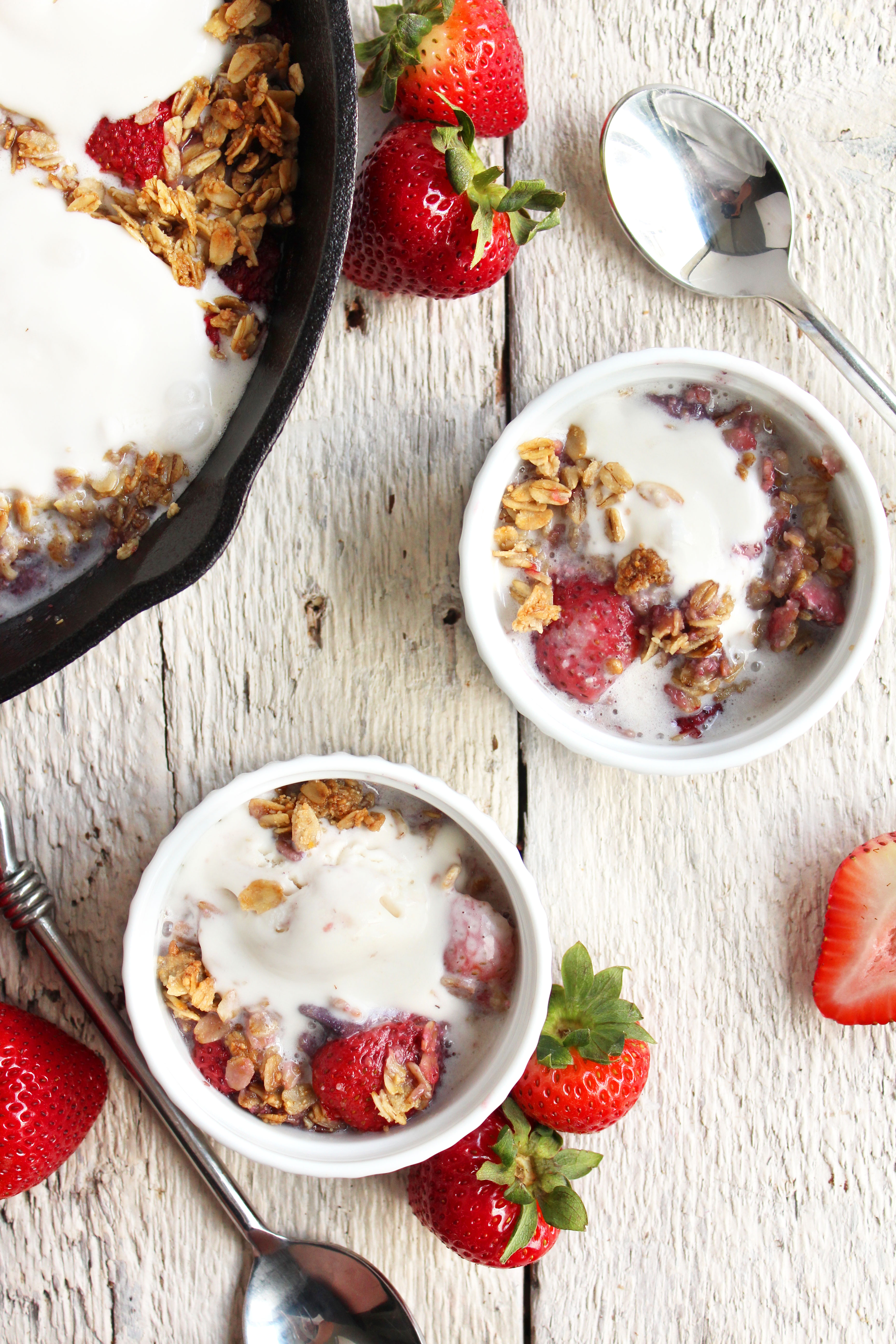 EASY Strawberry Crisp! Summer-inspired, super fruity, crispy crunchy topping, & SO DELICIOUS! #vegan #glutenfree #refinedsugarfree #strawberries #crisp | Peach and the Cobbler 