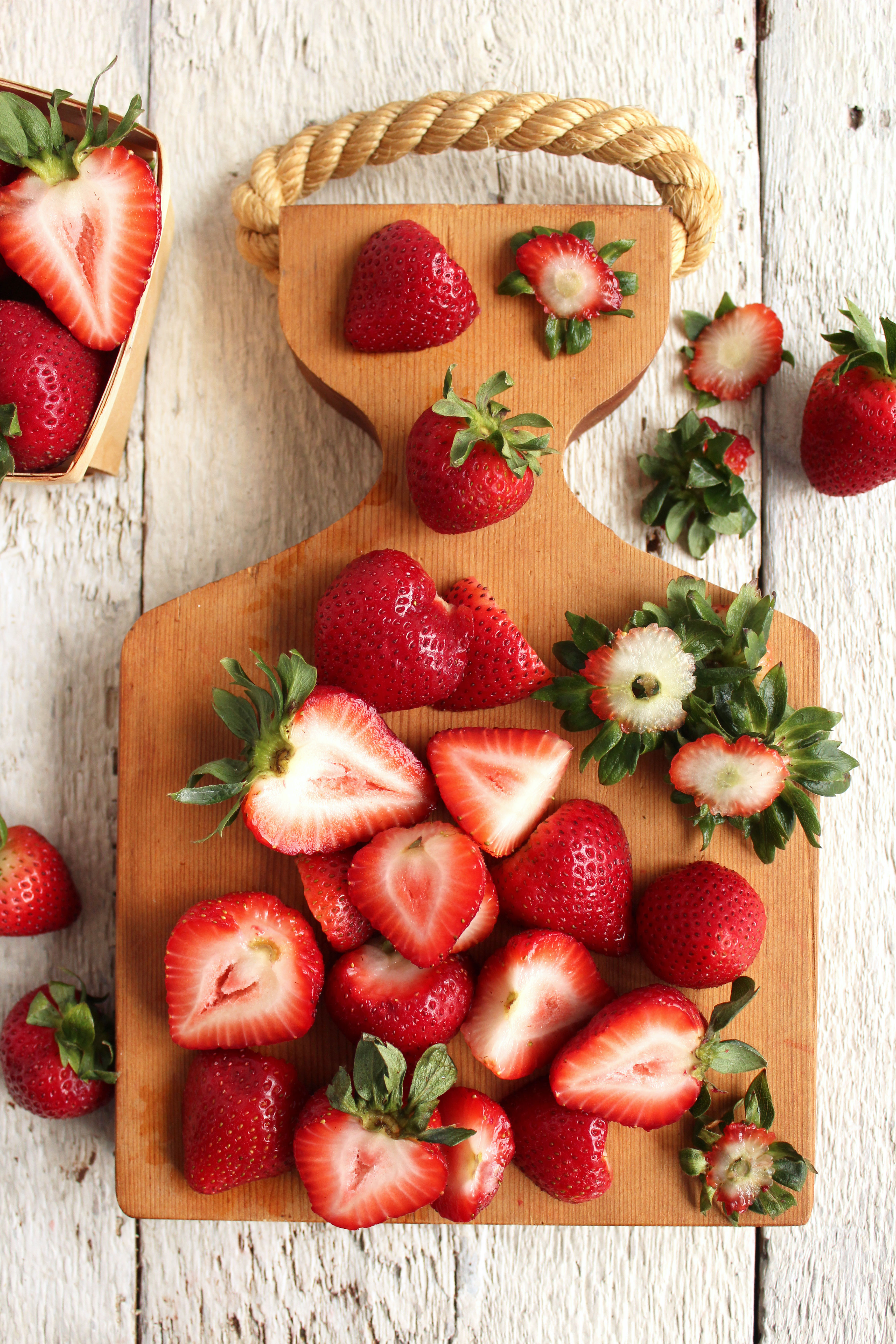 EASY Strawberry Crisp! Summer-inspired, super fruity, crispy crunchy topping, & SO DELICIOUS! #vegan #glutenfree #refinedsugarfree #strawberries #crisp | Peach and the Cobbler 