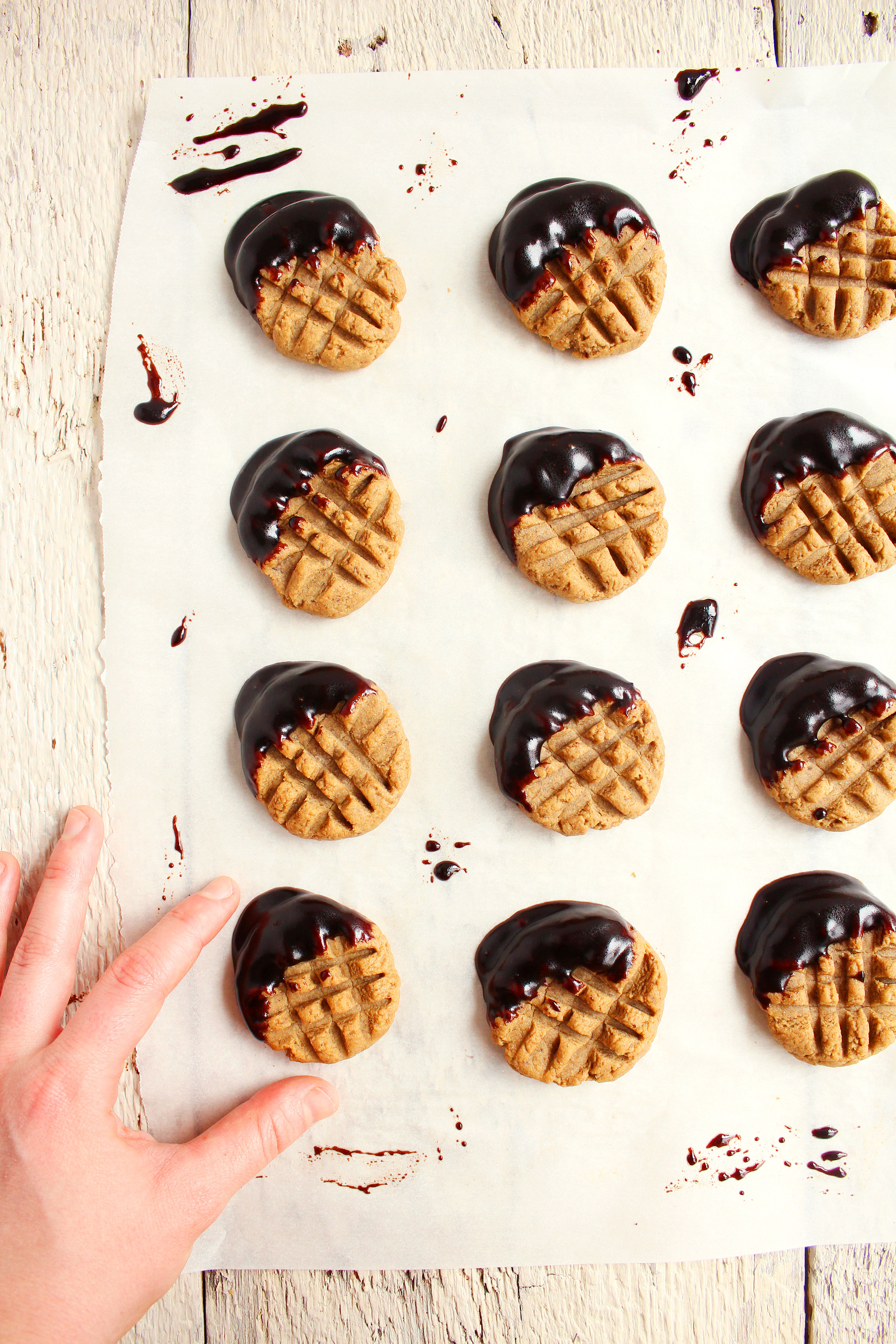 Chewy Chocolate Dipped Sunbutter Cookies (V + GF)! SUPER chewy, peanut-buttery, and delicious! Will cure any peanut butter/chocolate craving! #vegan #glutenfree #cookies | Peachandthecobbler.com