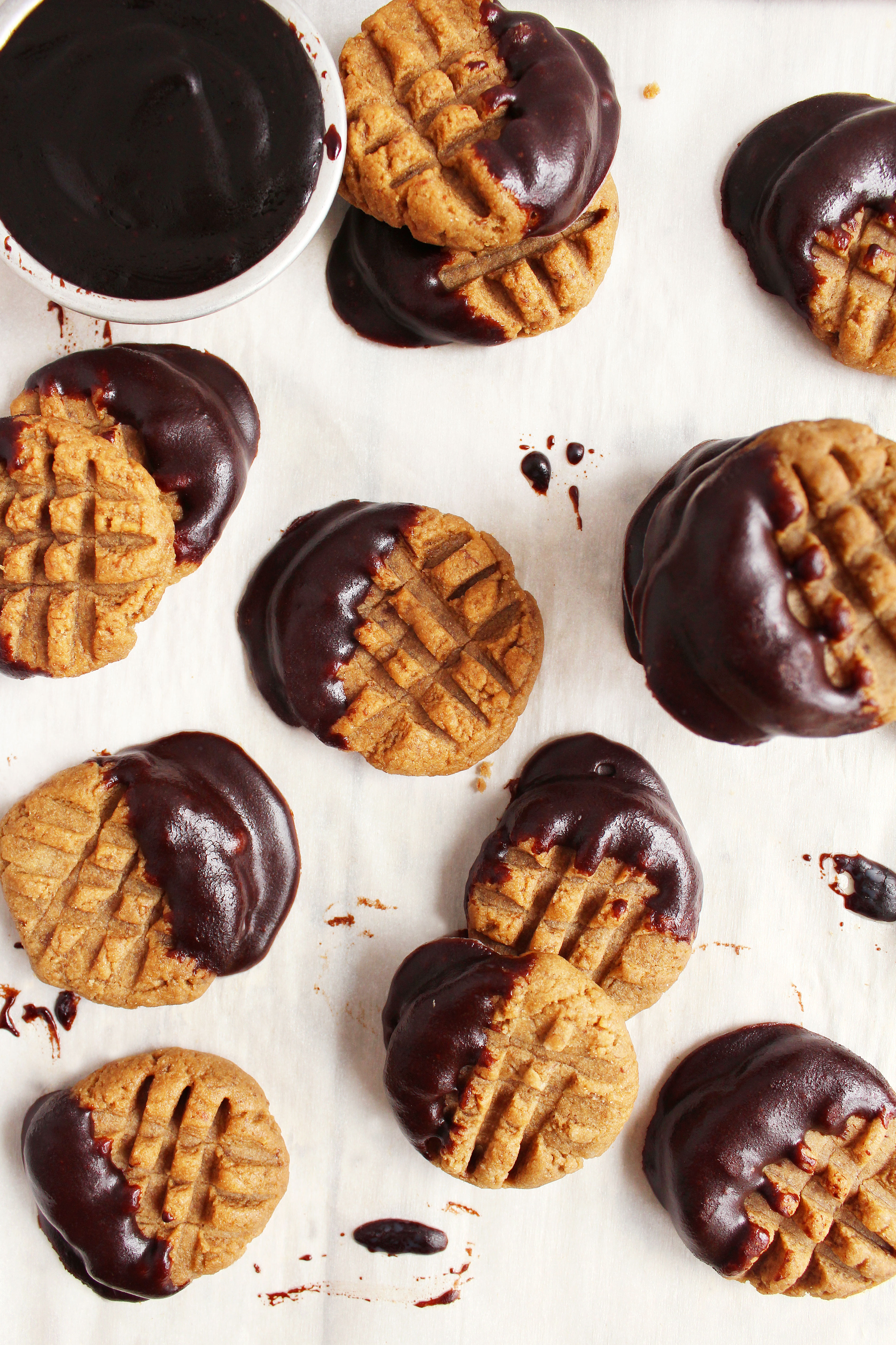 Chewy Chocolate Dipped Sunbutter Cookies (V + GF)! SUPER chewy, peanut-buttery, and delicious! Will cure any peanut butter/chocolate craving! #vegan #glutenfree #cookies | Peachandthecobbler.com